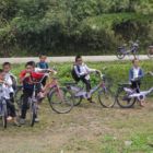 Nous faisons télévision aux enfants sortis de l'école