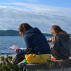 Mélanie donne des cours d'aquarelle à Joanna