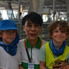 Les garçons avec leur bienfaîtrice de l'aéroport