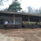 A l'abri sous le préau de l'école