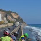 Piste cyclable où l'on passe juste avec les sacoches