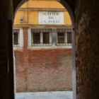 Sortie d'une ruelle couverte