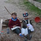 Ecriture du carnet de bord dans la cabane
