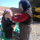 Mélanie se fait mettre le foulard