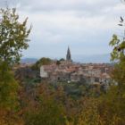 Village perché des montagnes croates