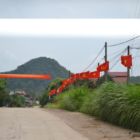 Les drapeaux vietnamiens et communistes omniprésents