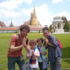 Prière devant le palais royal