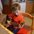 Milio se met à la guitare