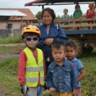 Milio et des petits Laotiens