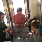 UNO apaisant entre deux wagons de train