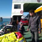 Dans le ferry entre deux îles