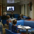 Les enfant regardent Star War dans le ferry, en anglais soustitré croate