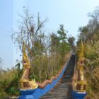 Escaliers dragon menant au temple
