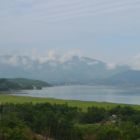 Paysage entre étang et montagne