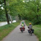 Les frères le long du canal