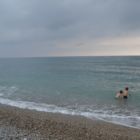 Baignade des enfant à la plage de Menton
