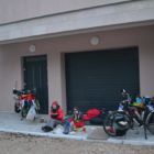 Nuit courte sous un porche