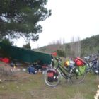 Campement sous la pluie