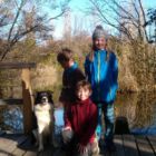 Les enfants et Lupo s'éclatent au parc