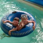 Les garçons s'éclatent dans la piscine