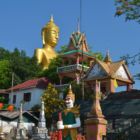 Temple en arrivant au Laos