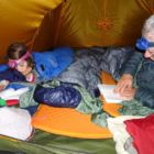 Dans la tente des parents